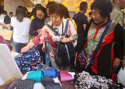 蘭州交通大學(xué)染纈藝術(shù)研究所文創(chuàng)產(chǎn)品亮相第十二屆中國藝術(shù)節(jié)演藝及文創(chuàng)產(chǎn)品博覽會