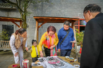 手繪鄉(xiāng)村畫(huà)卷 助力鄉(xiāng)村振興 三峽文藝創(chuàng)作者為基層老百姓送&ldquo;精神產(chǎn)品&rdquo;